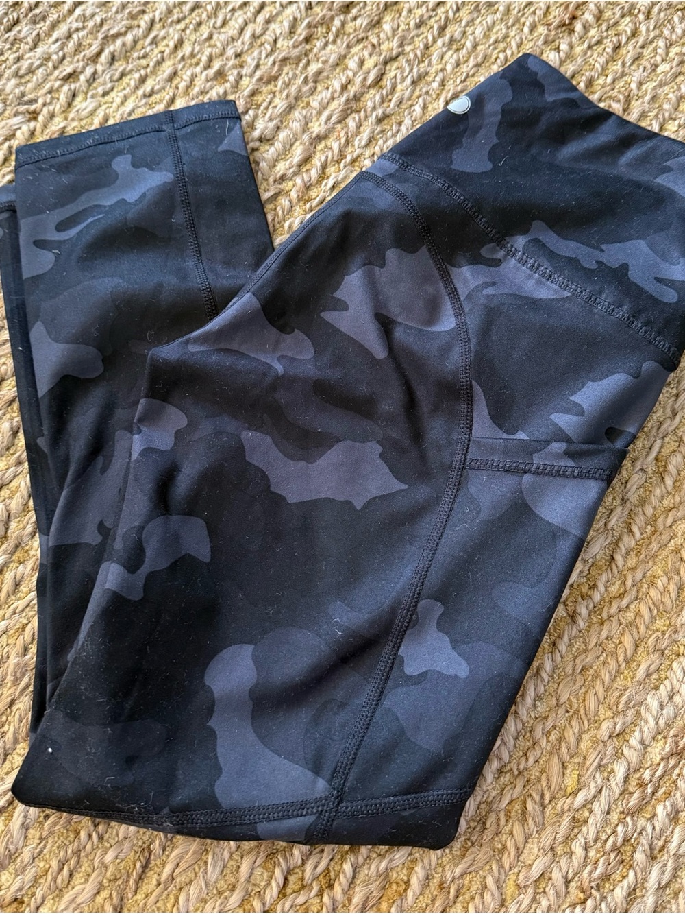 Yogalicious Lux Women’s Black Camo Cropped Leggings with Pockets Size Small NWOT